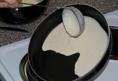 Πώς να μαγειρέψετε τη ζύμη για τηγανίτες στο γάλα;