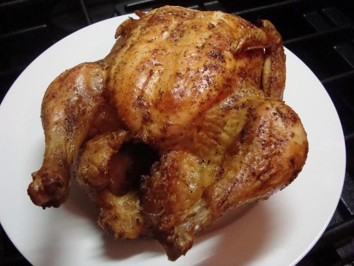 Λεπτομέρειες για το πώς να φτιάξετε ολόκληρο το κοτόπουλο στο φούρνο