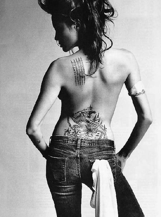 Τι λέει η Angelina Jolie για το τατουάζ της;