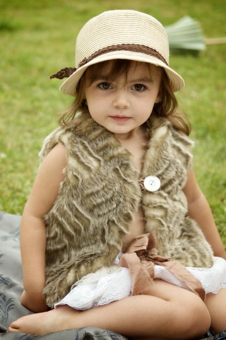 Το γιλέκο γούνας για ένα κορίτσι είναι ένα κομψό κομμάτι μιας μικρής μοντέρνας ντουλάπας